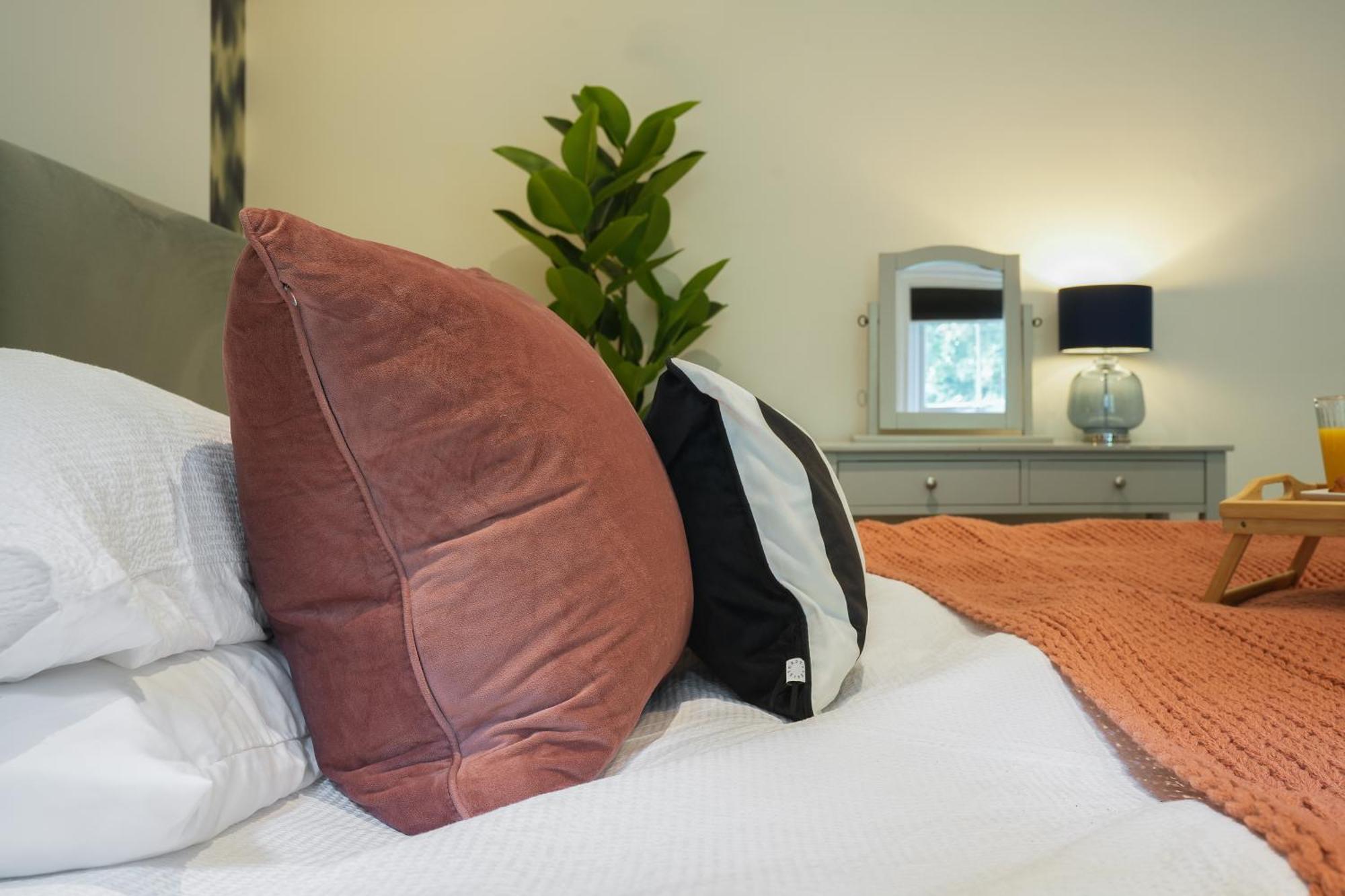 Centre Racecourse Retreat: Family & Contractor-friendly 3-bed Holiday home