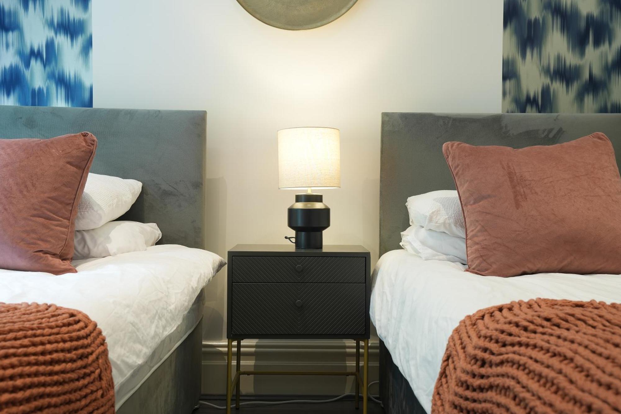 Centre Racecourse Retreat: Family & Contractor-friendly 3-bed Holiday home