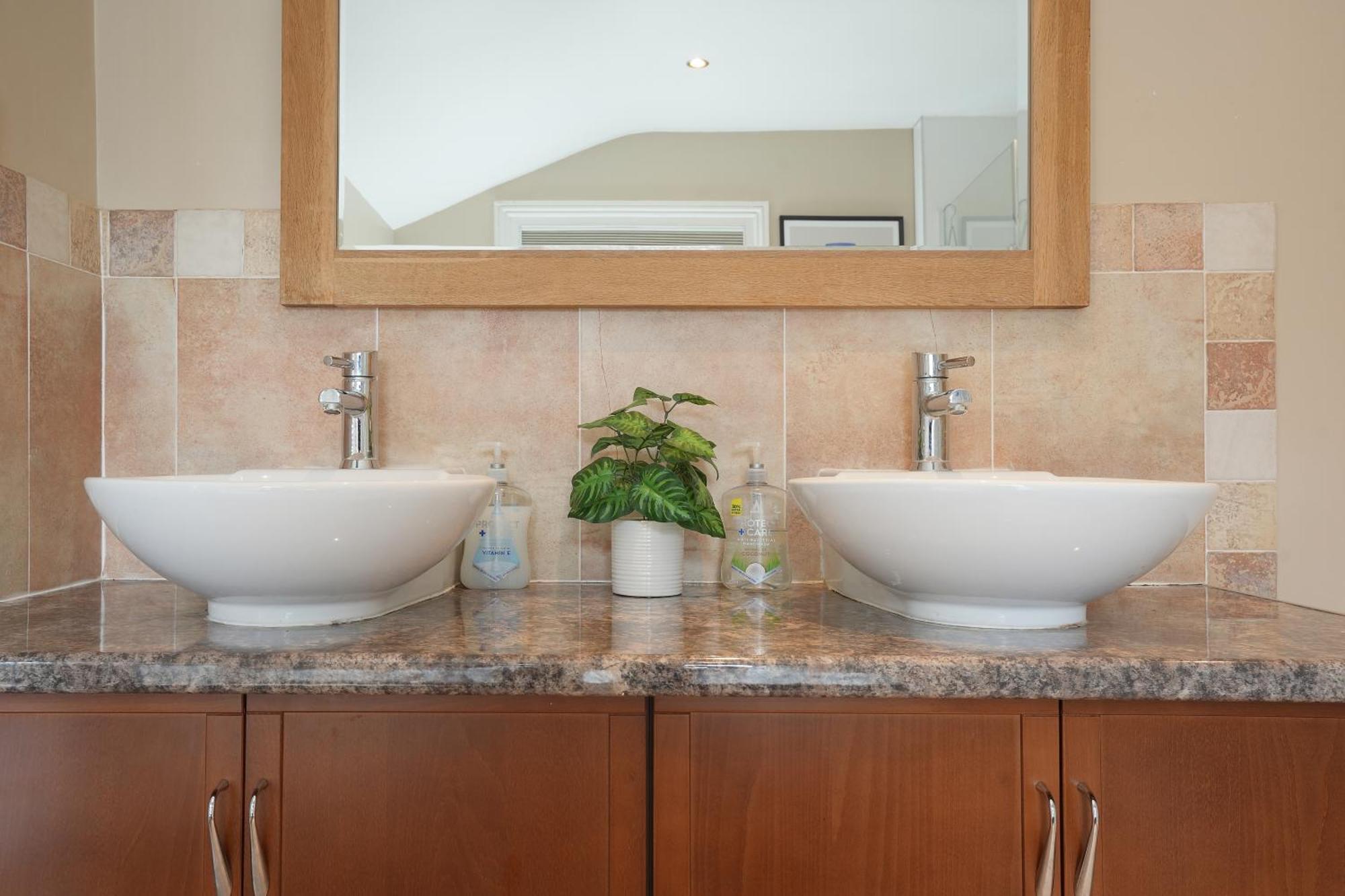 Centre Racecourse Retreat: Family & Contractor-friendly 3-bed Holiday home Doncaster