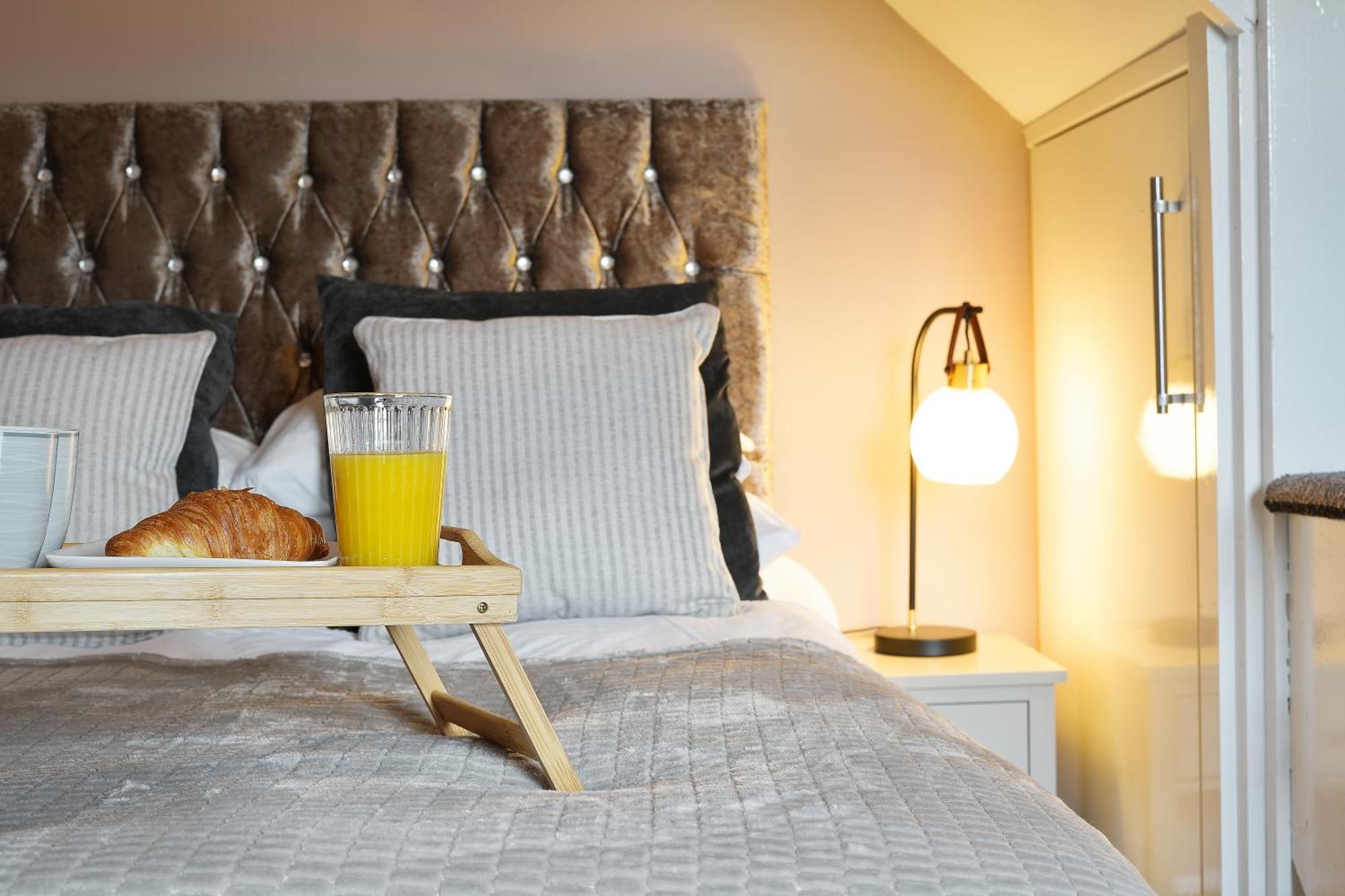 Centre Racecourse Retreat: Family & Contractor-friendly 3-bed Holiday home