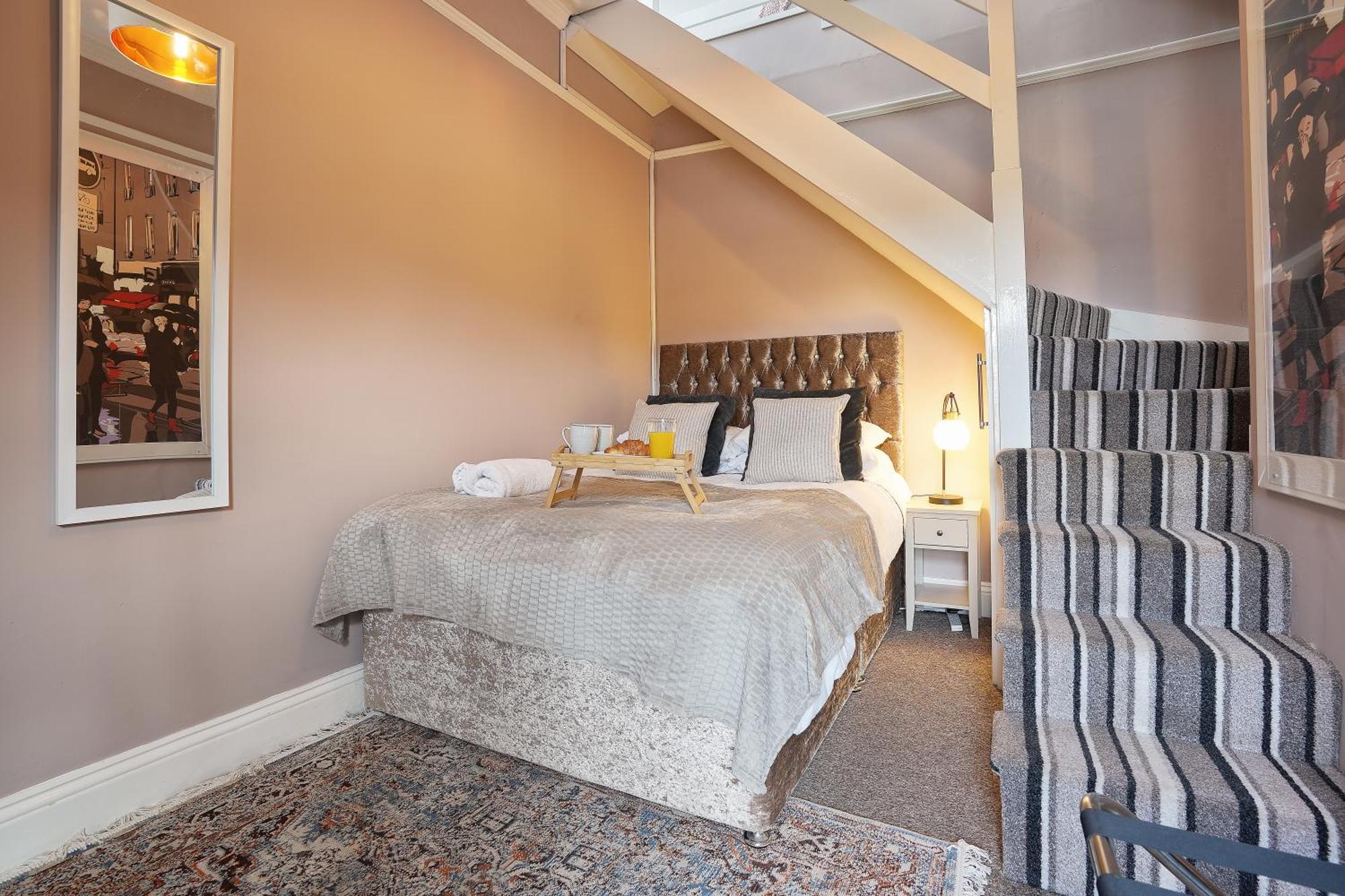 Centre Racecourse Retreat: Family & Contractor-friendly 3-bed Holiday home *